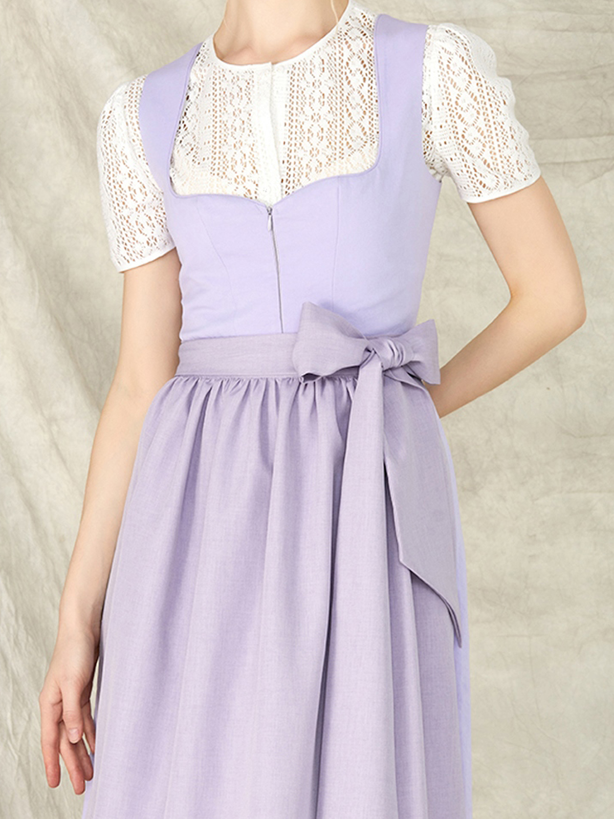 Elegantes lila Samt Dirndl mit Spitzenbesatz