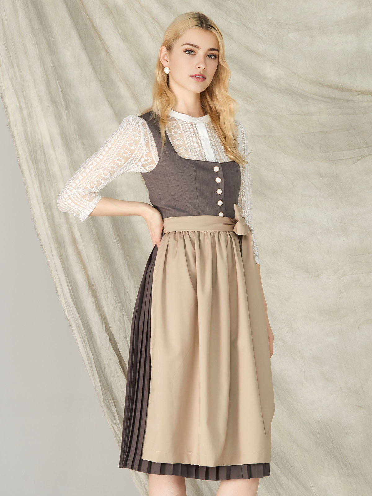 Dirndl in Grau mit rosa Trachtenbluse