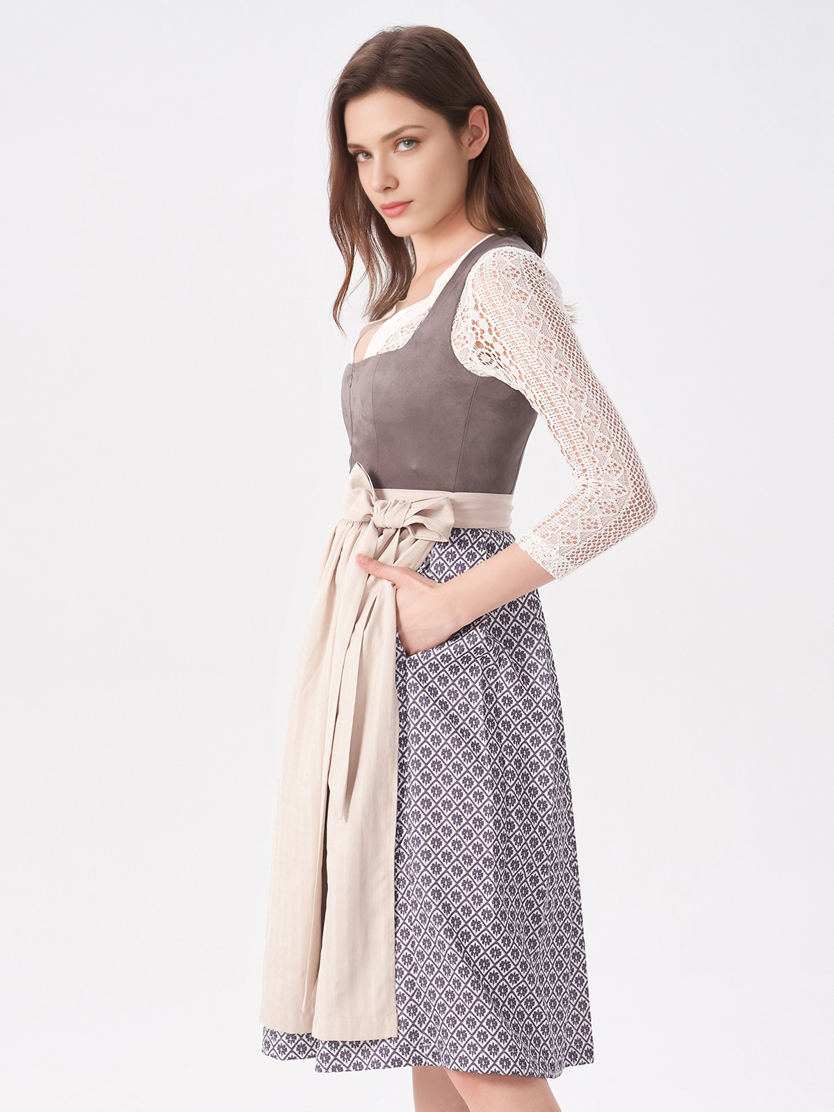 Modernes Dirndl in Grau – schlicht und elegant