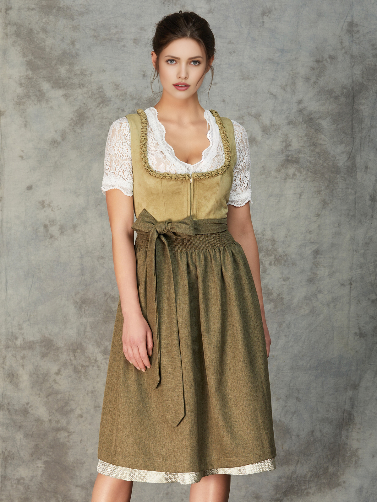 Moderne Dirndlbluse in Grün