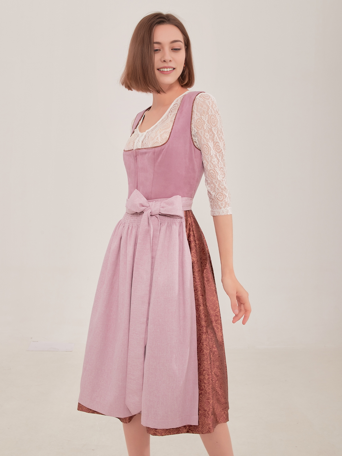 Modernes Dirndl in Lila – eleganter Schnitt für den Alltag