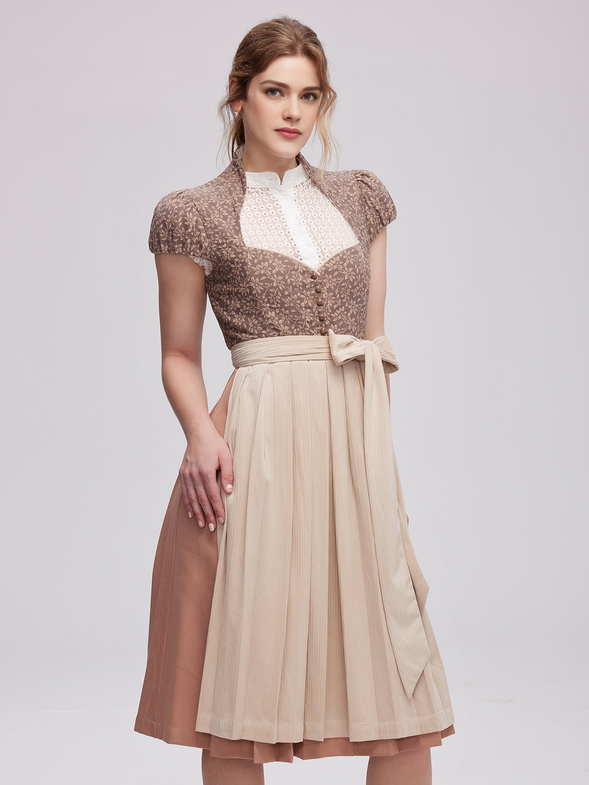 Elegante Frau in braunem Maxi Dirndl Samt