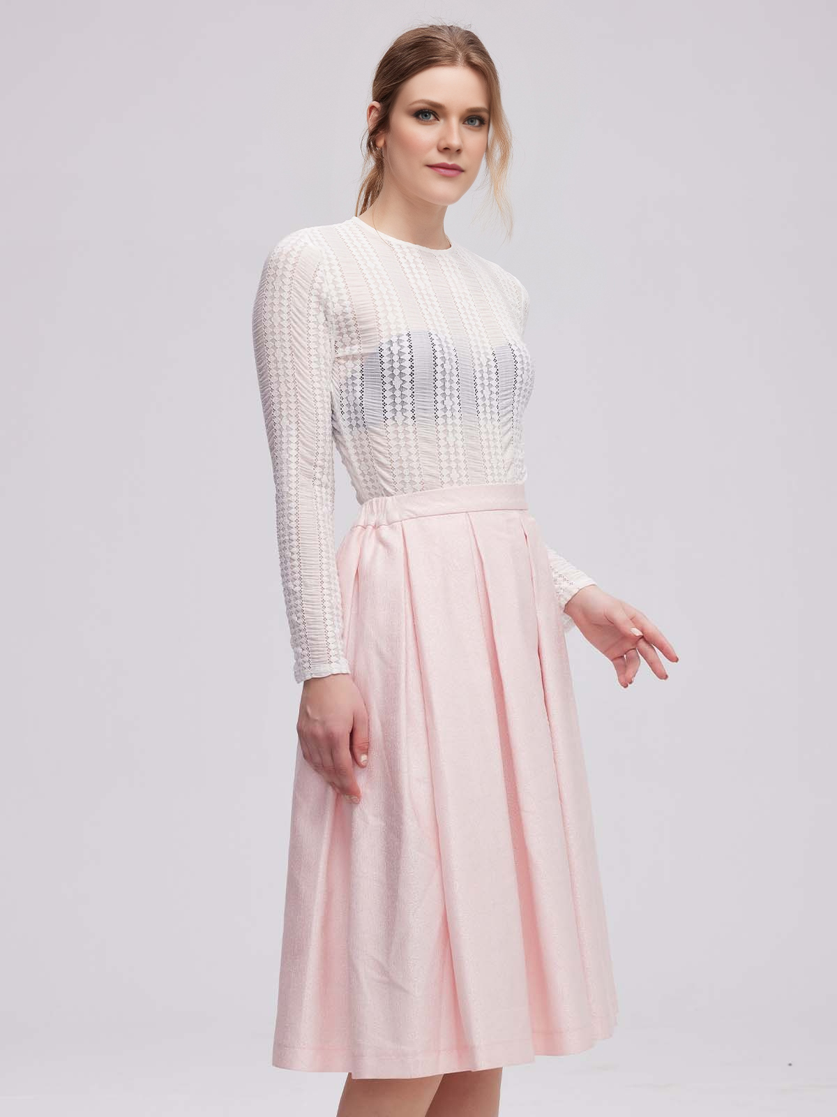 Ein elegantes hellblaues Samt-Dirndl mit feinen Stickereien