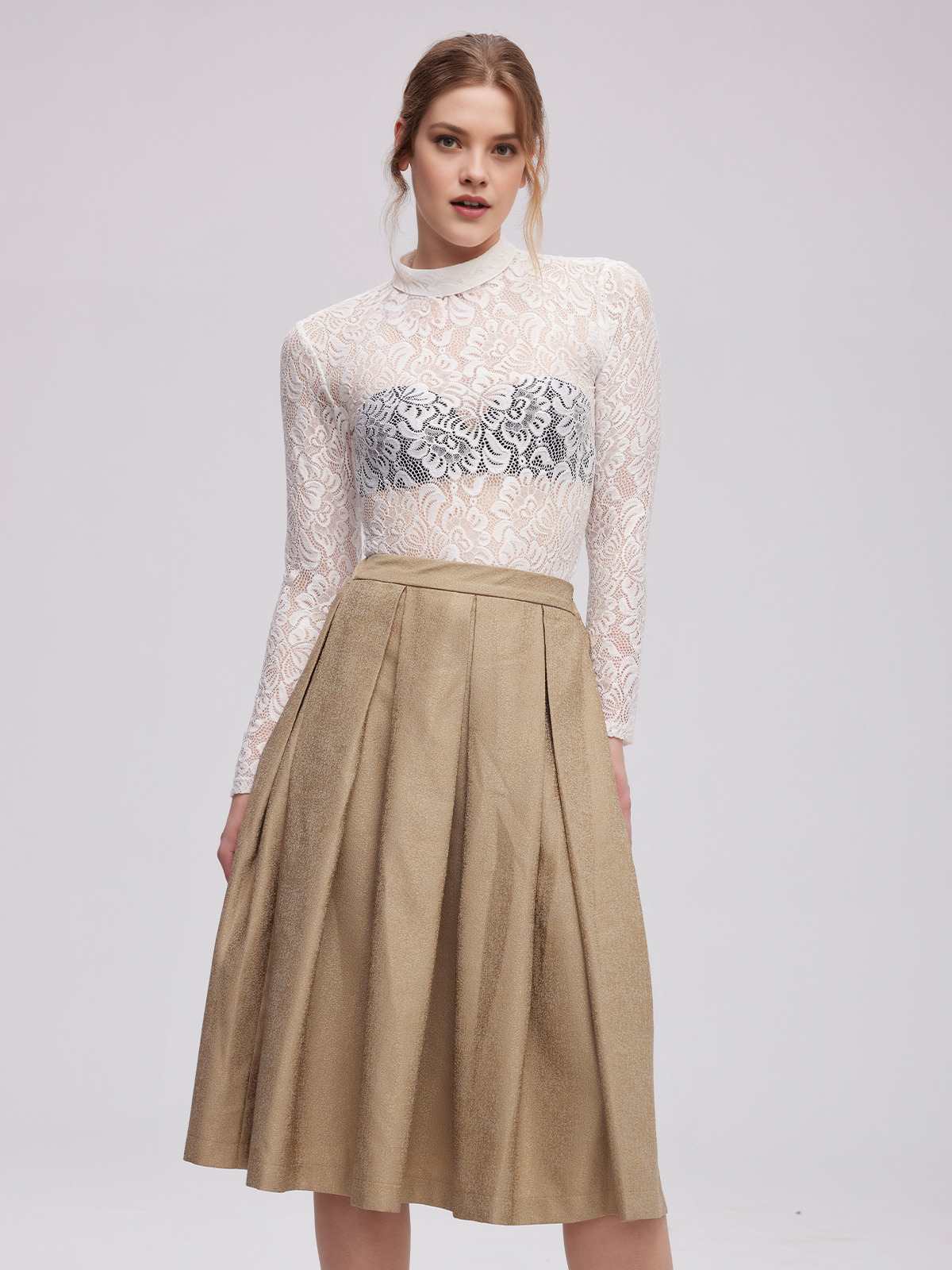 Modernes Dirndl in Weiß mit figurbetonter Silhouette