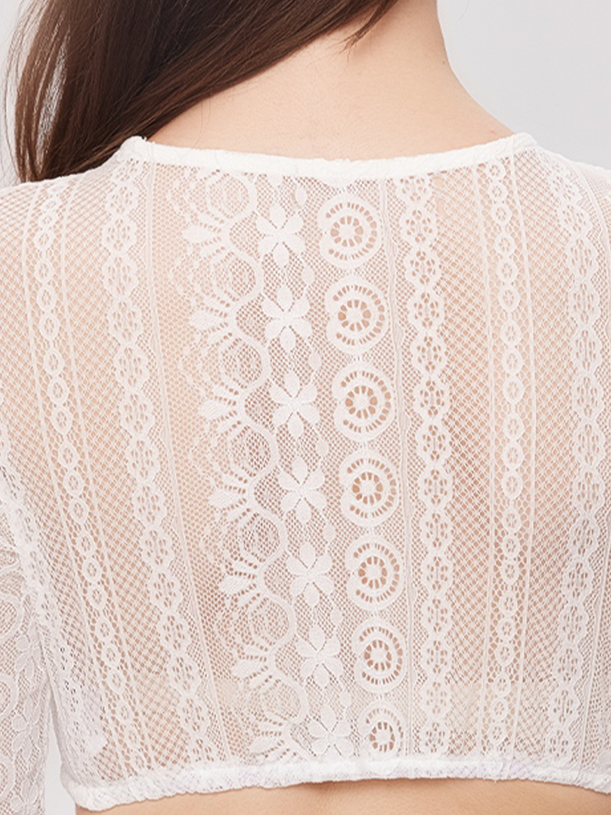 Elegantes weißes Dirndl mit Spitzenverzierungen