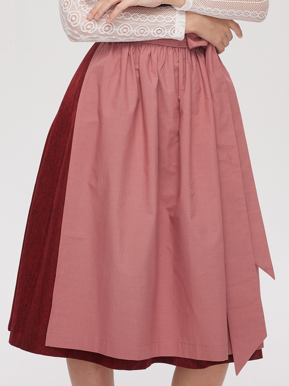 Dirndl in Rot mit dunkelblauer Bluse