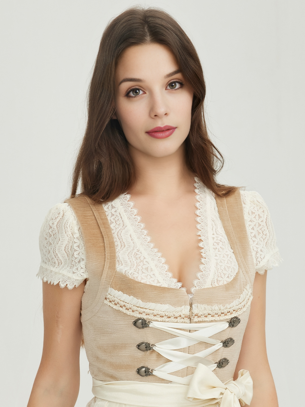 Modernes braunes Dirndl mit schlankem Schnitt