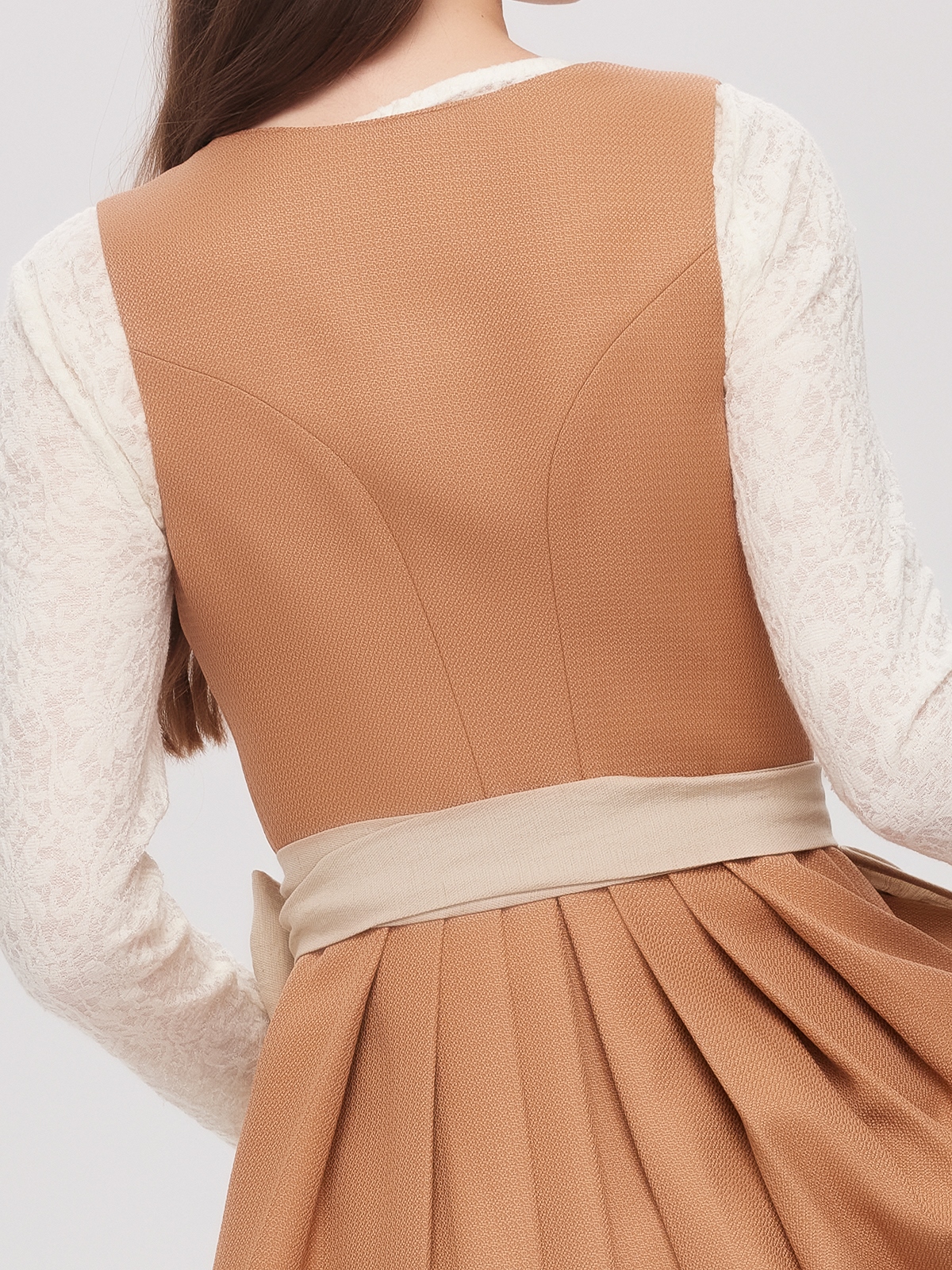Rote Samt-Dirndl mit traditionellem Charme