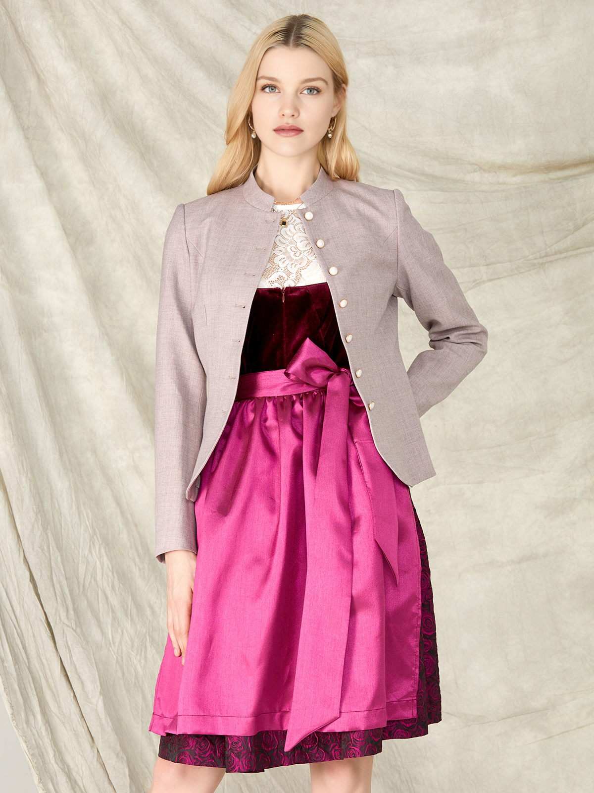 Moderne Dirndlbluse in Lila mit V-Ausschnitt und Langarm