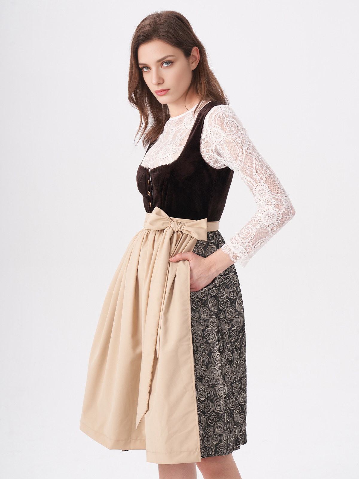 Dirndl in Braun und Schwarz – zeitlose Eleganz