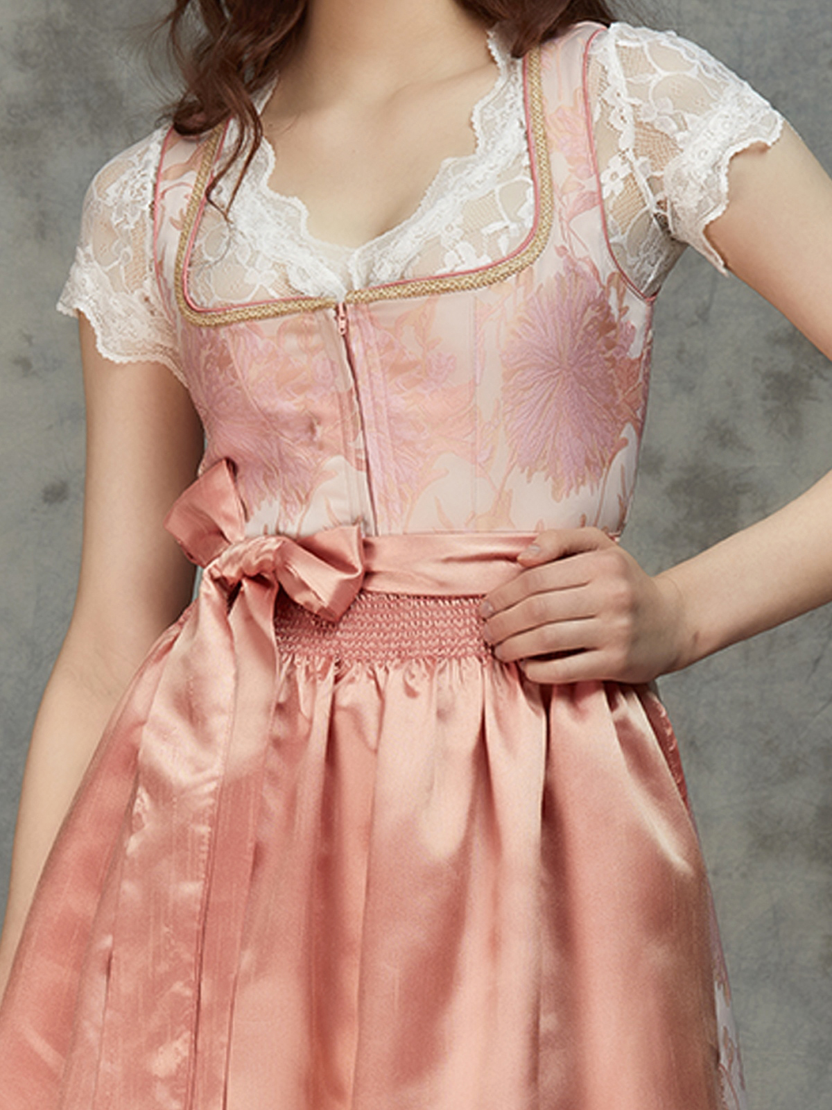 Modernes Dirndl in Rosa