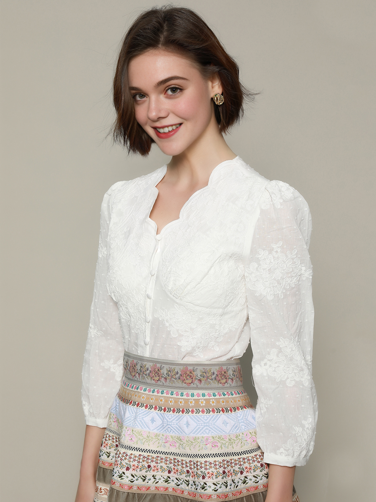 Modernes Dirndl in Weiß mit eleganter Bluse