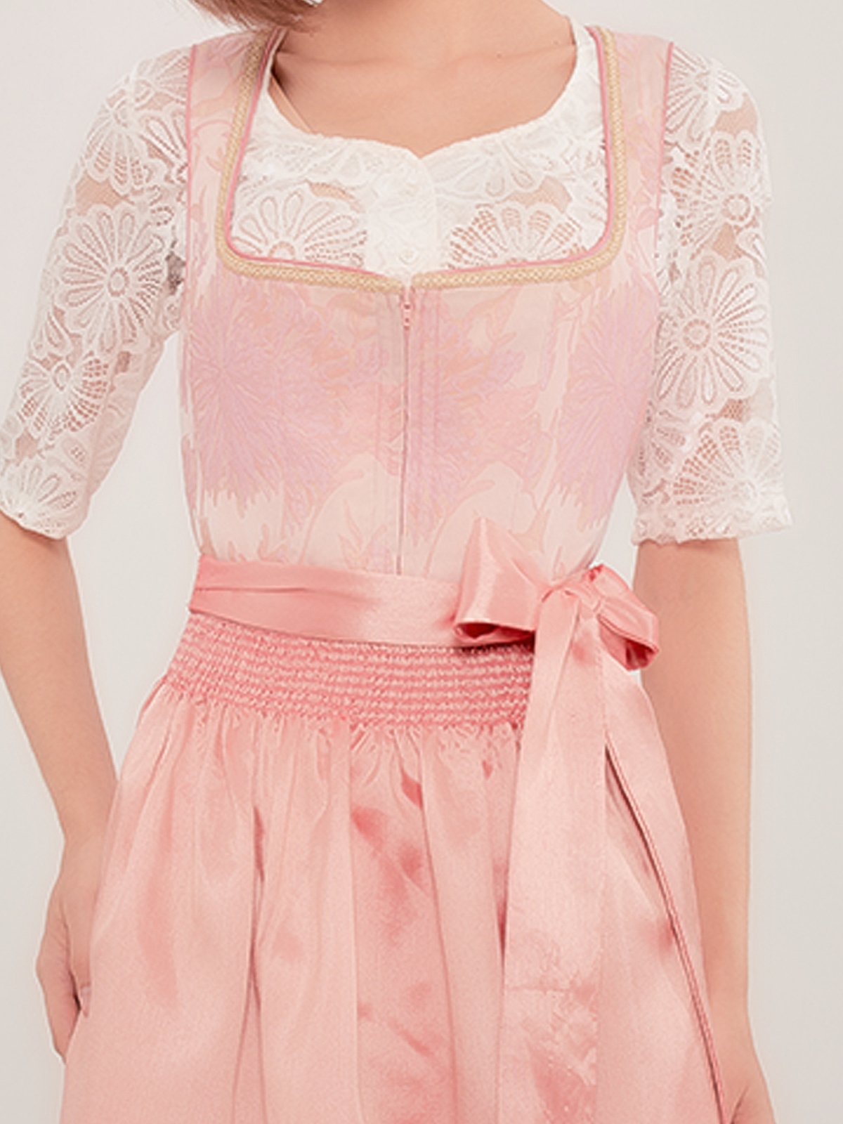 Ein elegantes Dirndl in Rosa – perfekt für festliche Anlässe