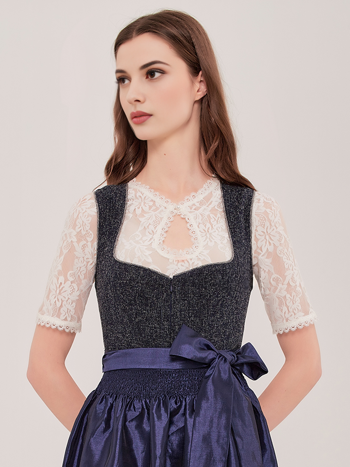 Modernes Dirndl in Blau – eleganter Schnitt für den Alltag