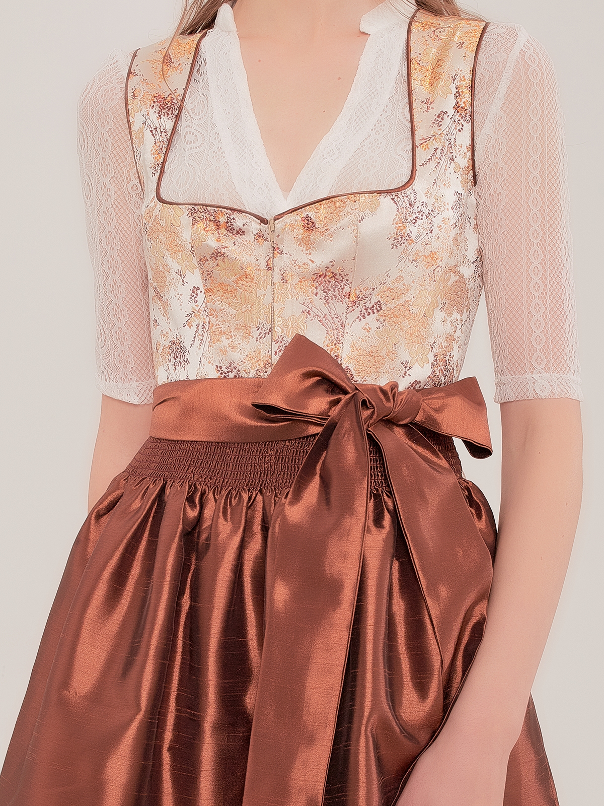 Modernes gelbes Dirndl mit floralen Details