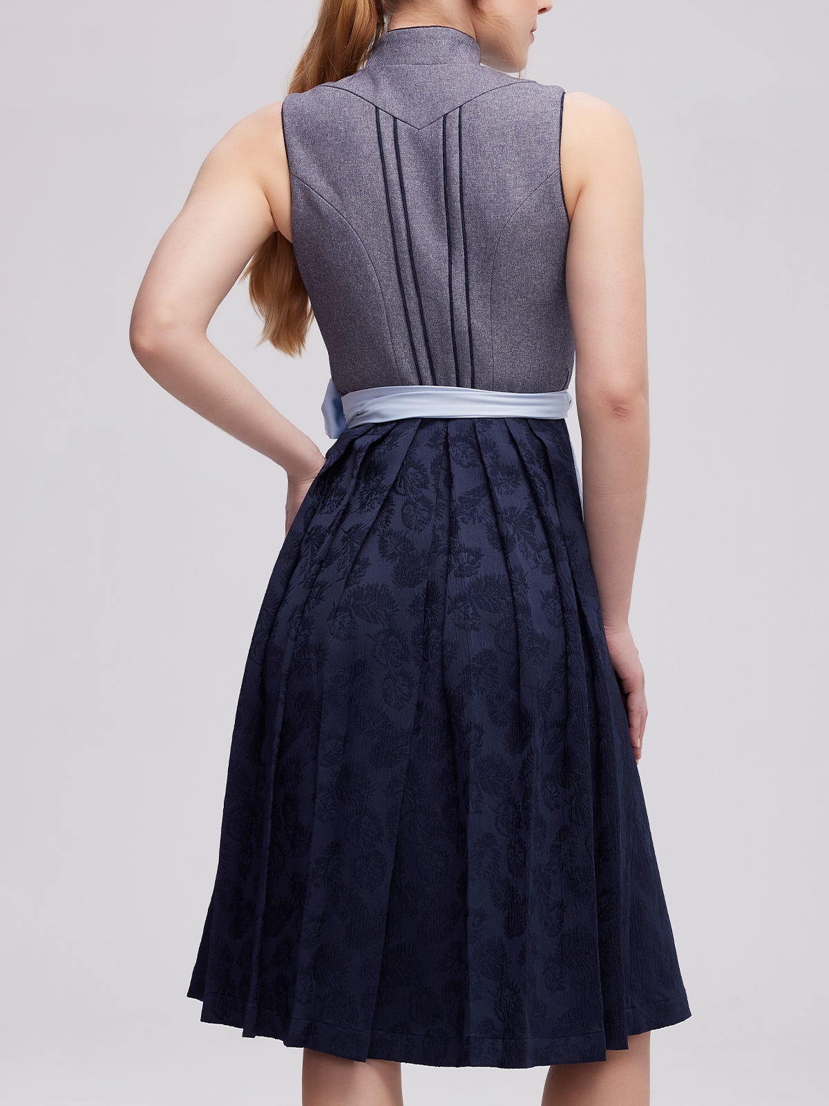 Elegantes graues Dirndl für stilbewusste Frauen