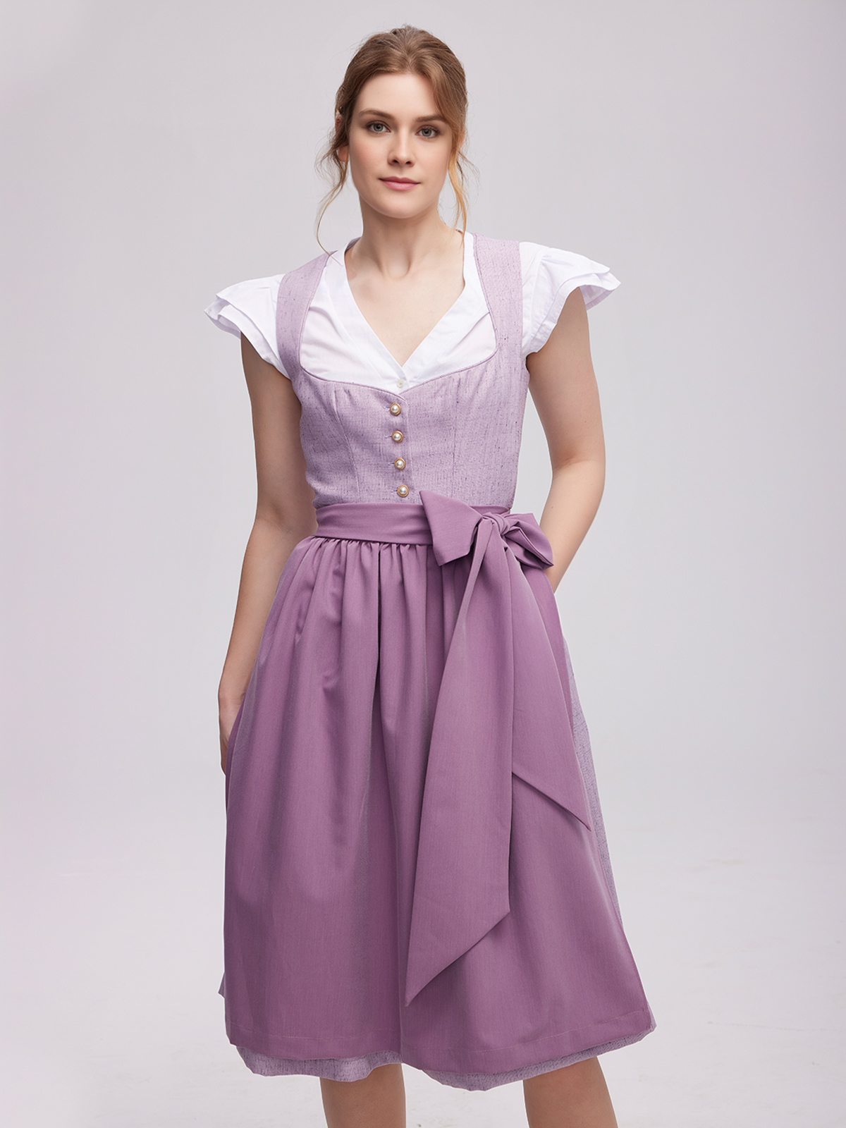 Hellgrünes Dirndl mit Spitzenbesatz