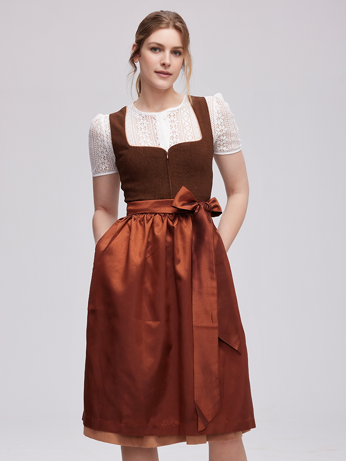 Elegantes braunes Dirndl mit Bluse und Schürze