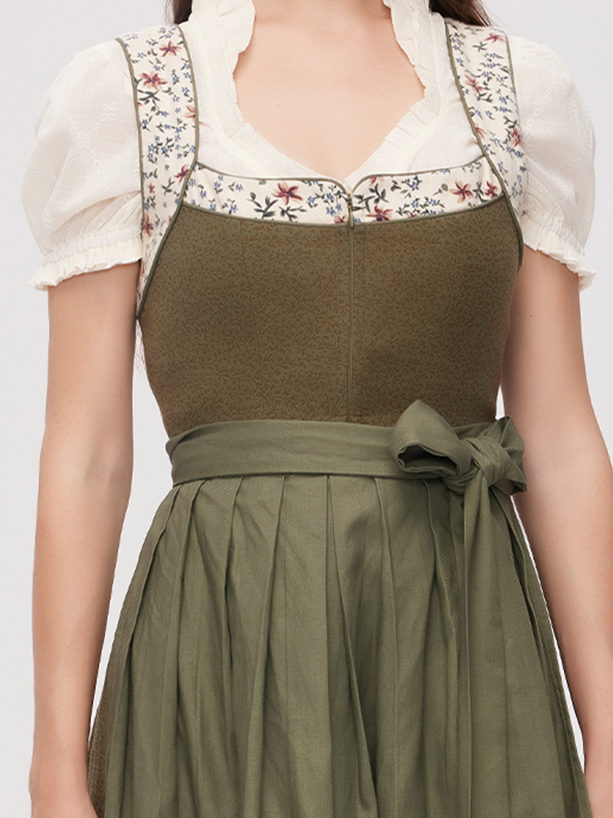 Dunkelblaues Dirndl mit floralen Details
