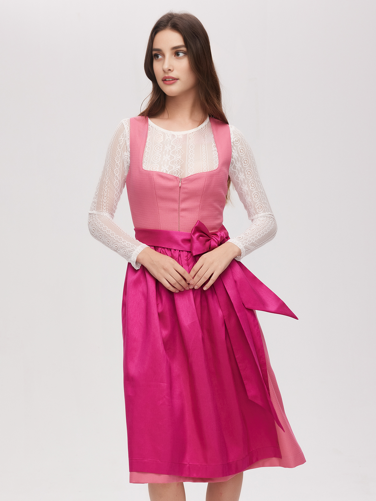 Modernes Dirndl mit hochgeschlossener Bluse