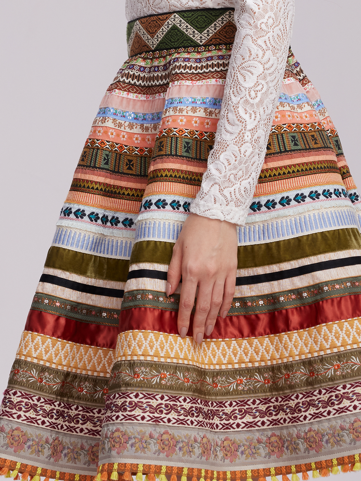 Traditionelle Dirndlbluse mit Spitzenverzierung