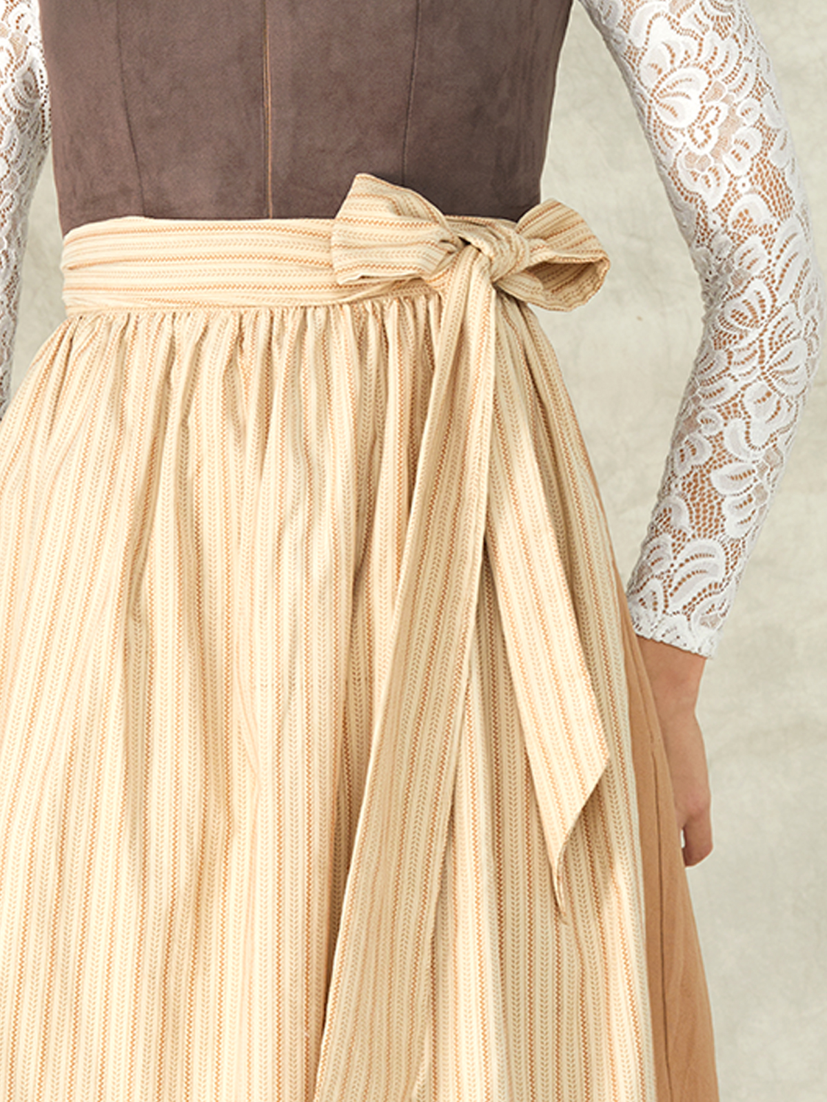 Dirndl in Braun mit modernem Schnitt