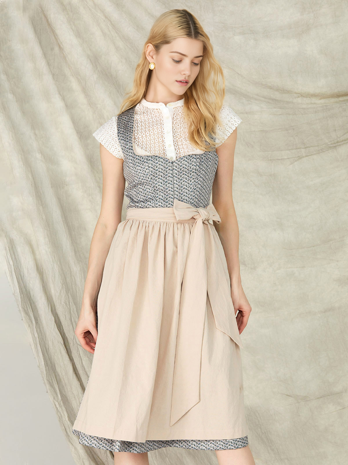 Dirndl mit geradem Ausschnitt in Blau