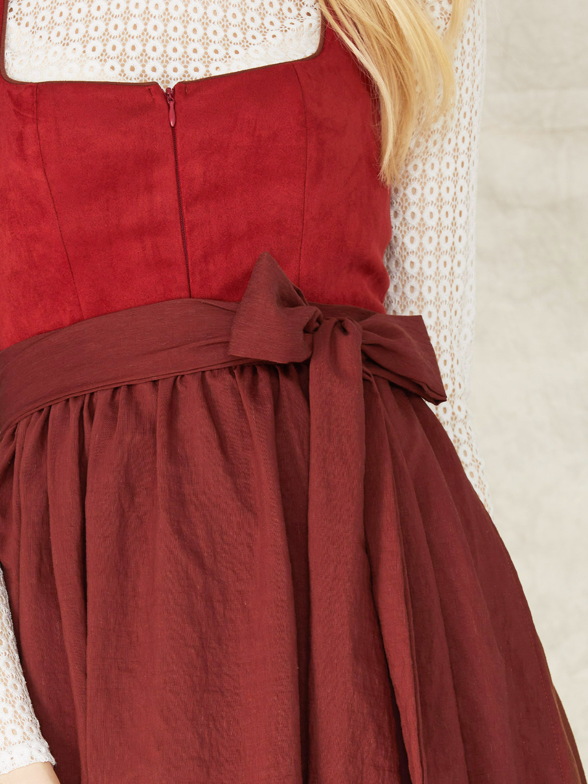 Dirndl in Rot – Eleganz und Tradition vereint