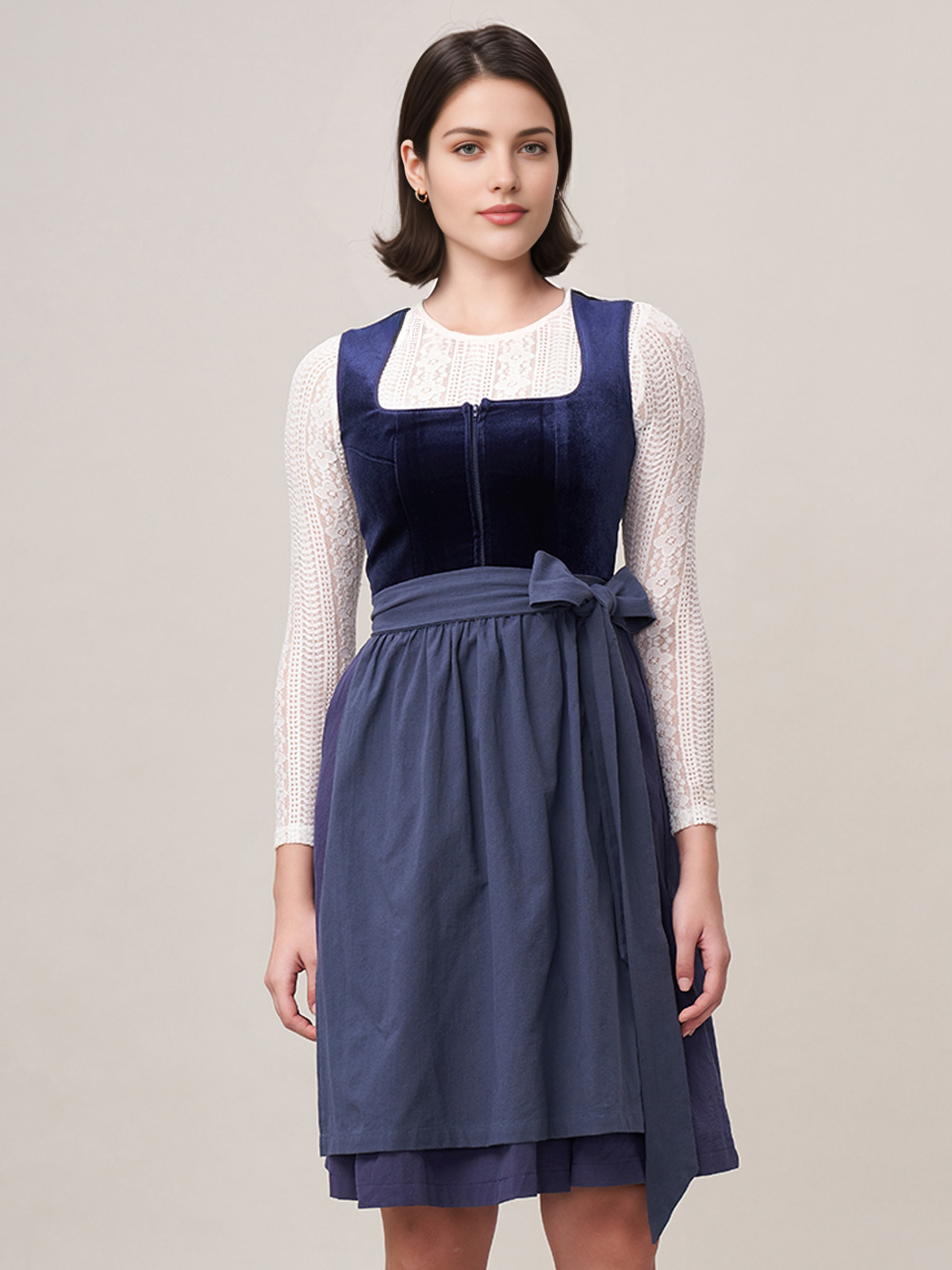 Modernes beiges Dirndl mit blauer Bluse