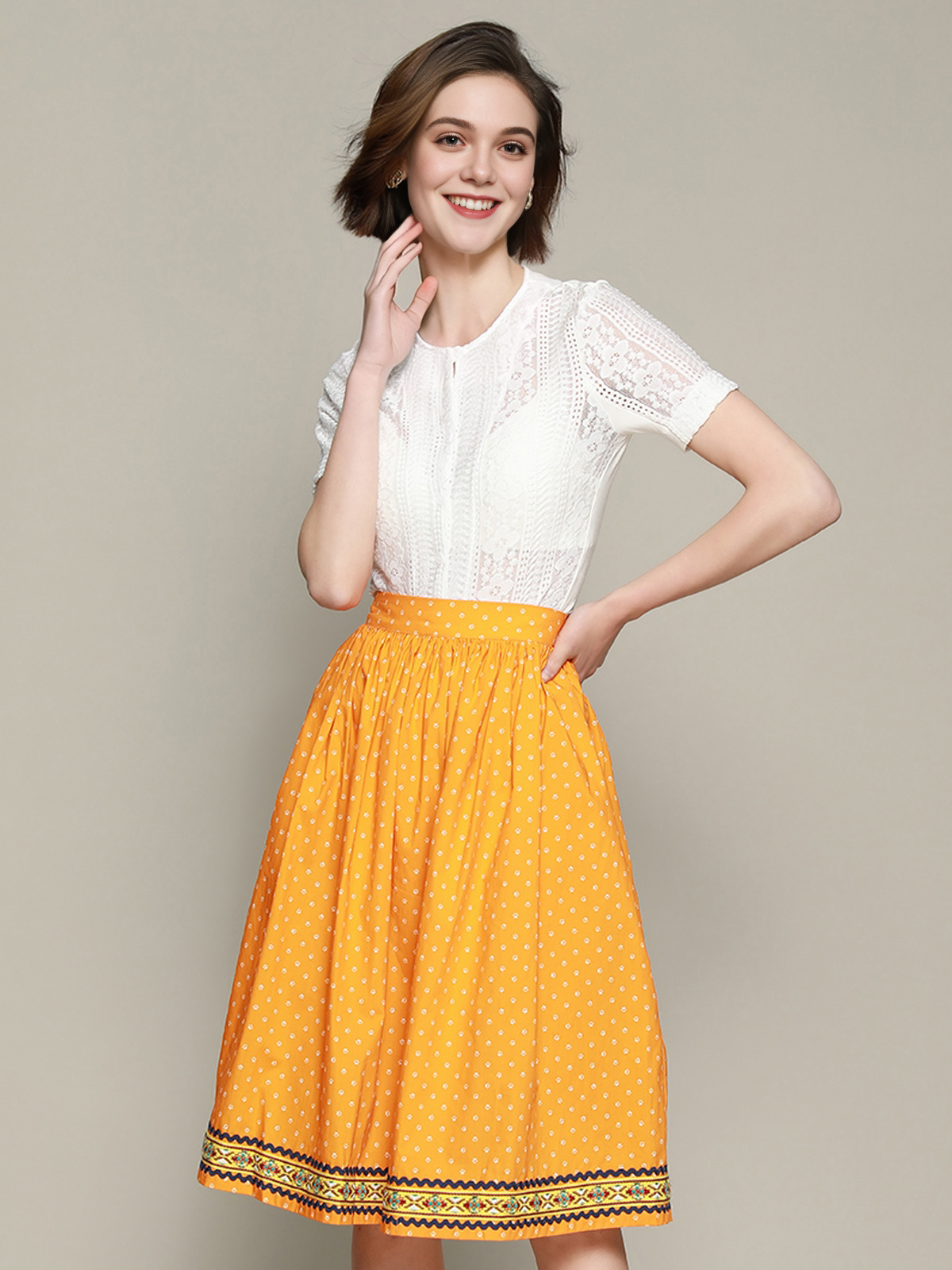 Hellgrünes Dirndl mit traditionellem Schnitt