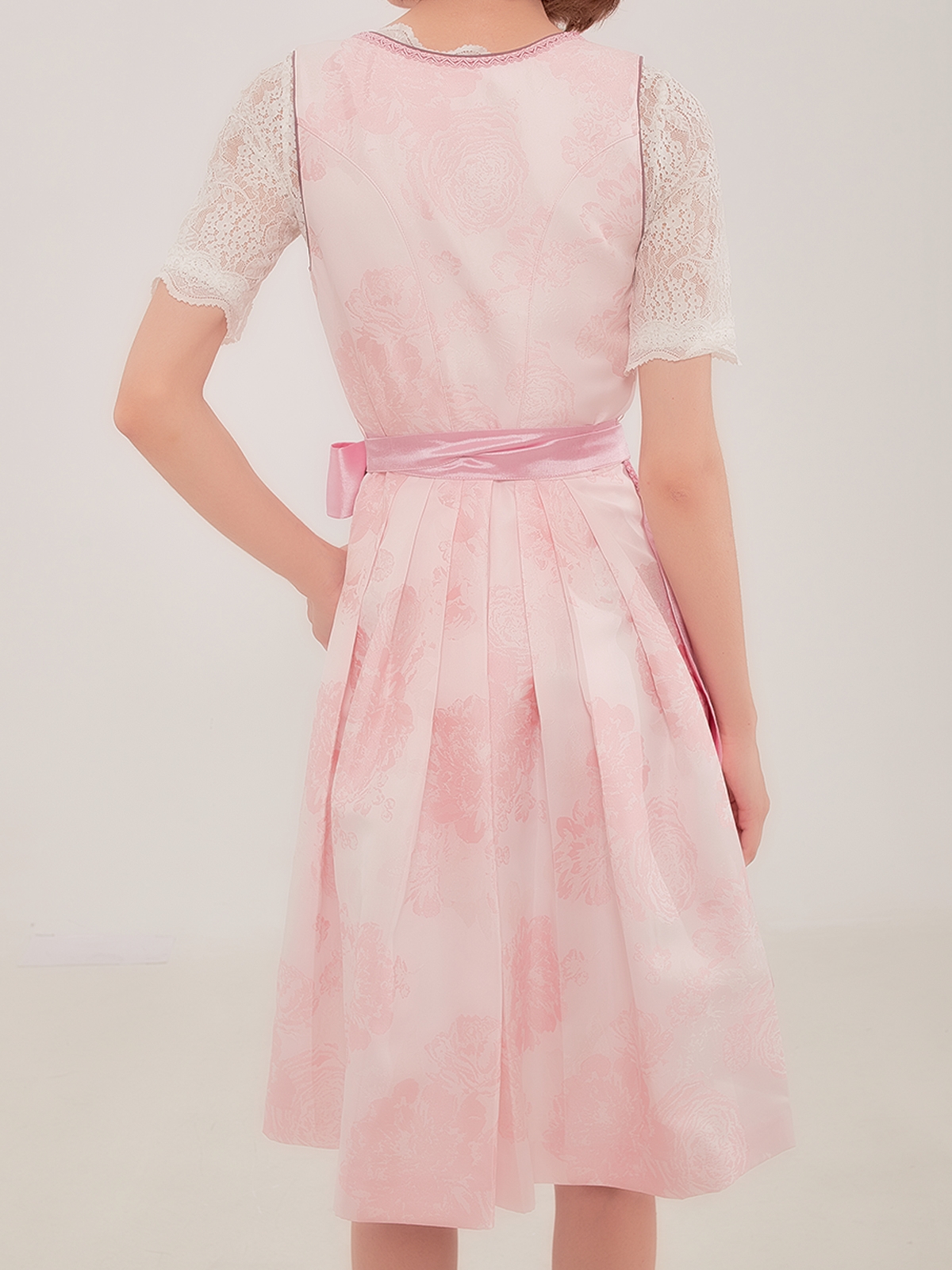 Schwarze Dirndl Bluse mit blauem Dirndl