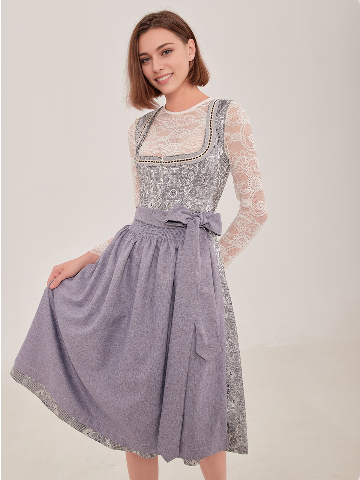 Modernes graues Dirndl mit schmaler Silhouette