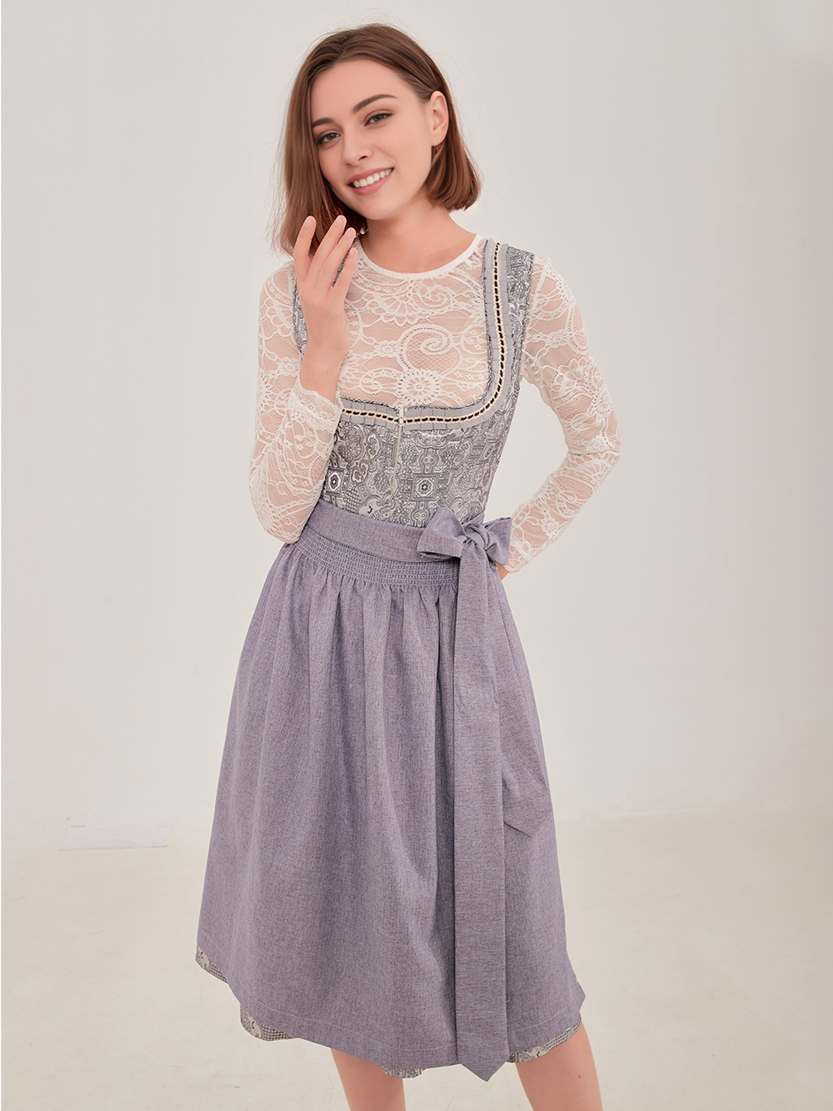 Elegantes graues Dirndl mit modernem Schnitt