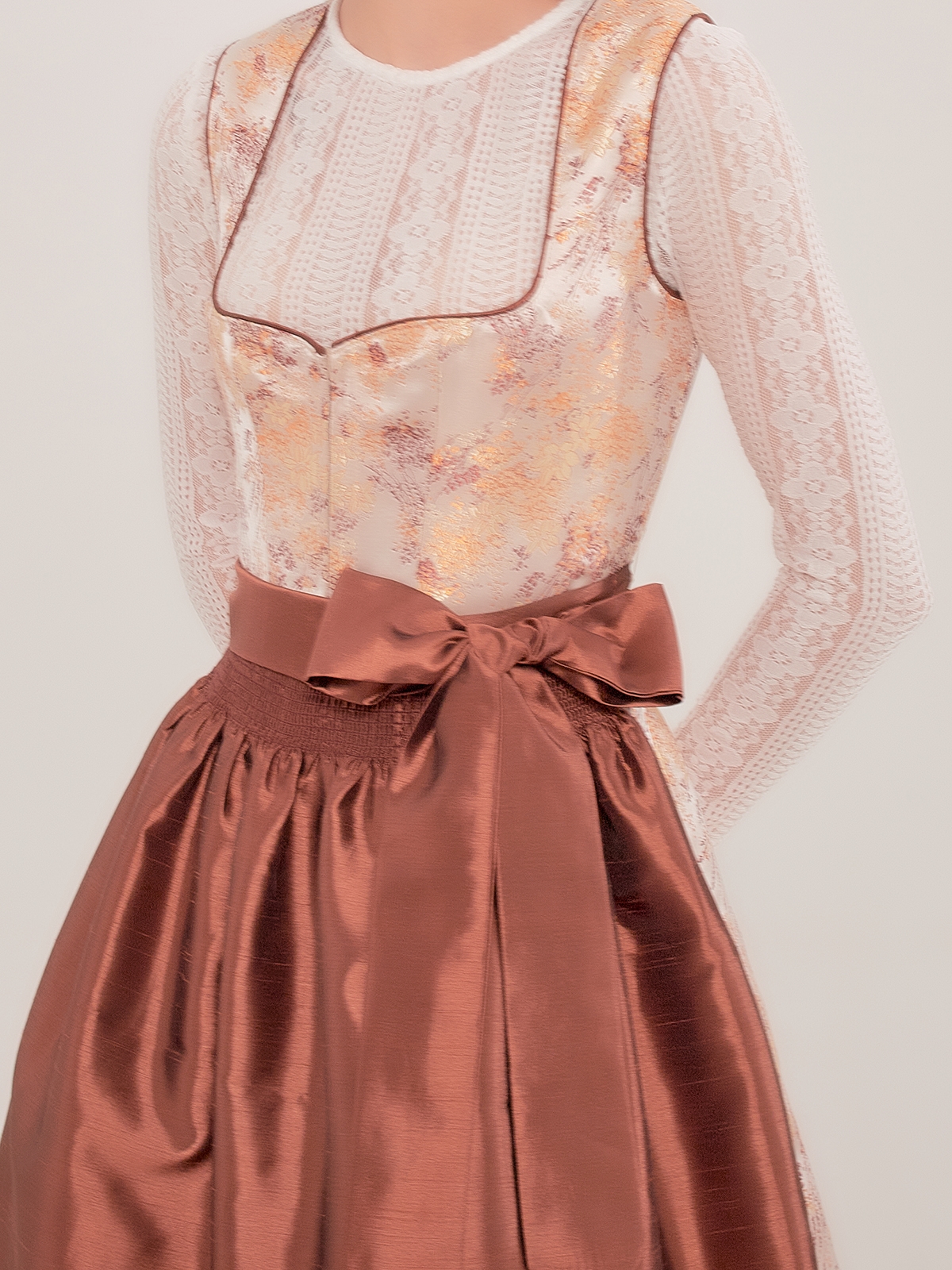Dirndl mit Lochspitze