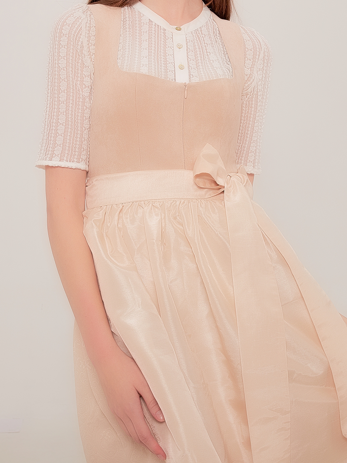 Ein elegantes beiges Ehreer Dirndl mit raffinierten Details