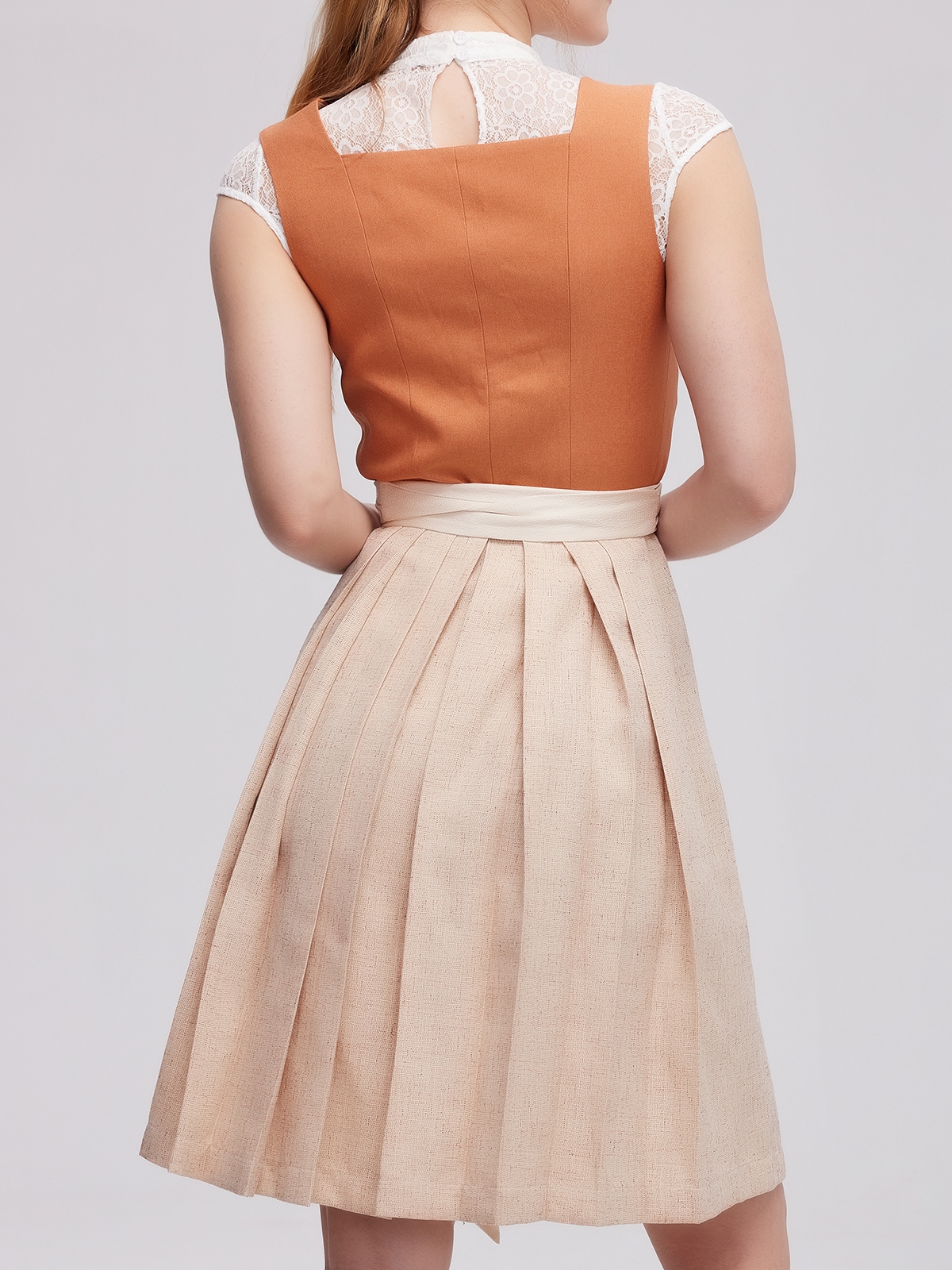Moderne Dirndlbluse mit V-Ausschnitt und Langarm