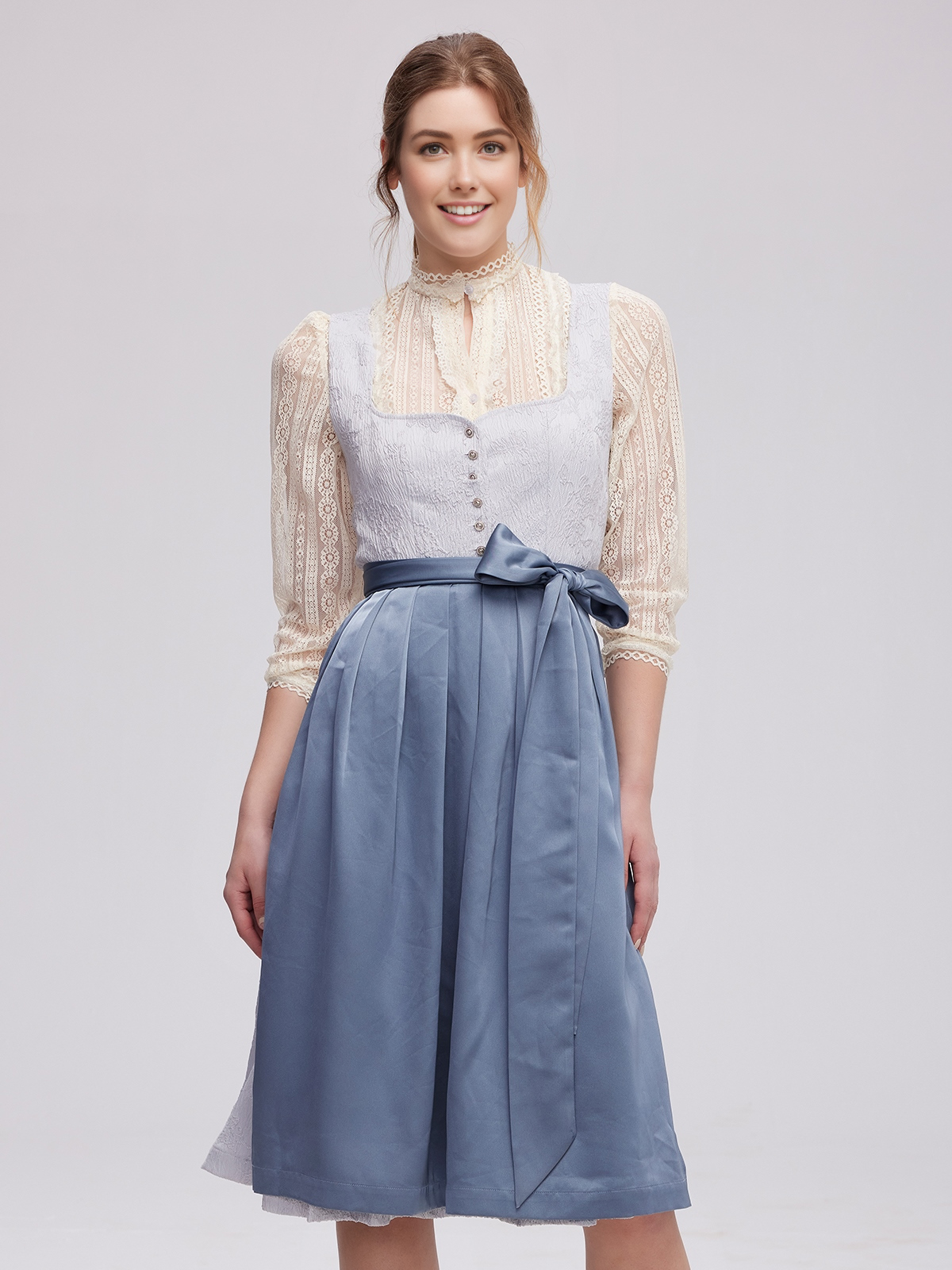 Moderne Dirndlbluse in Blau – stilvoll und vielseitig