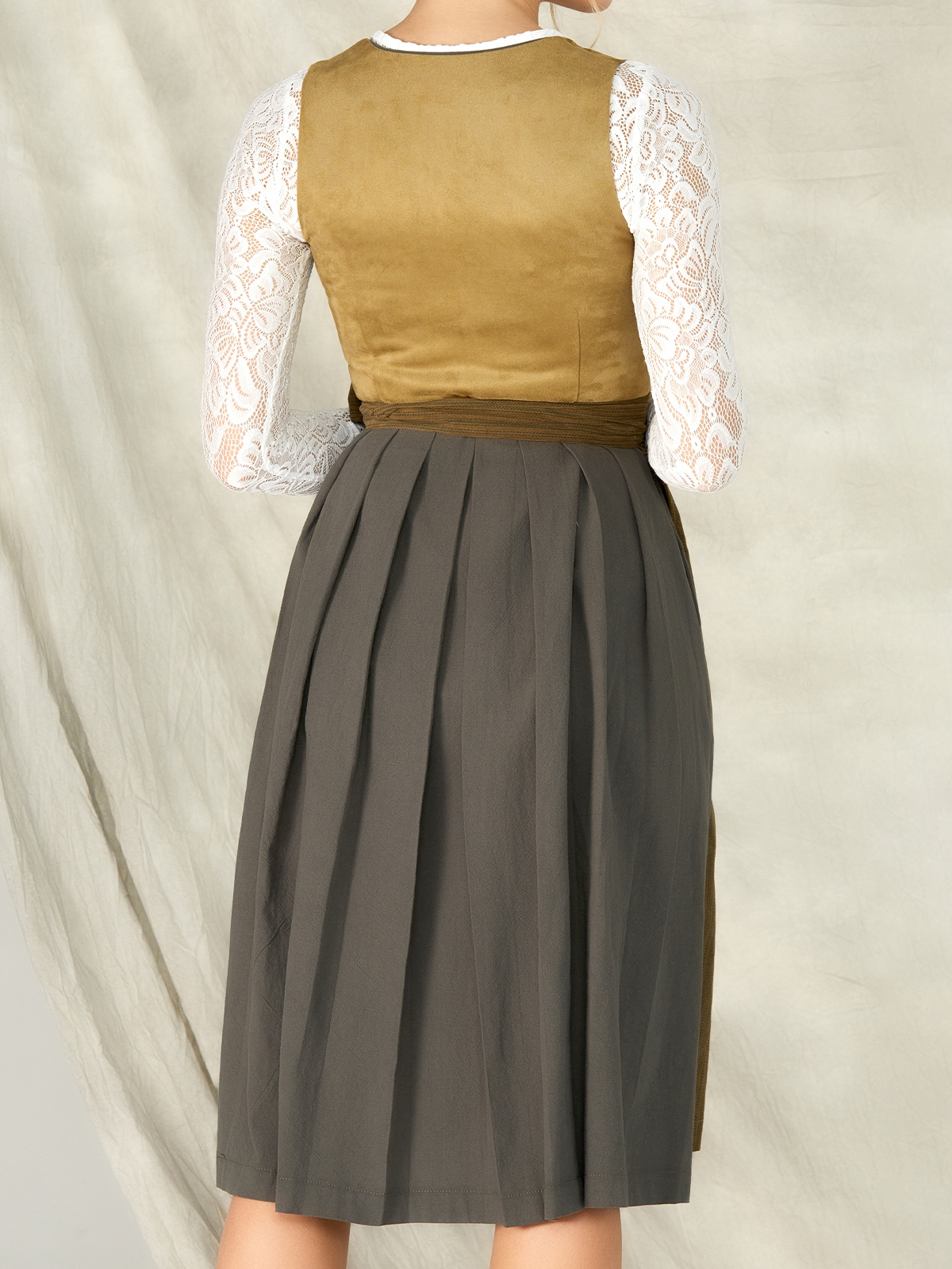 Ein besonderes Dirndl in Grün mit aufwendigen Stickereien