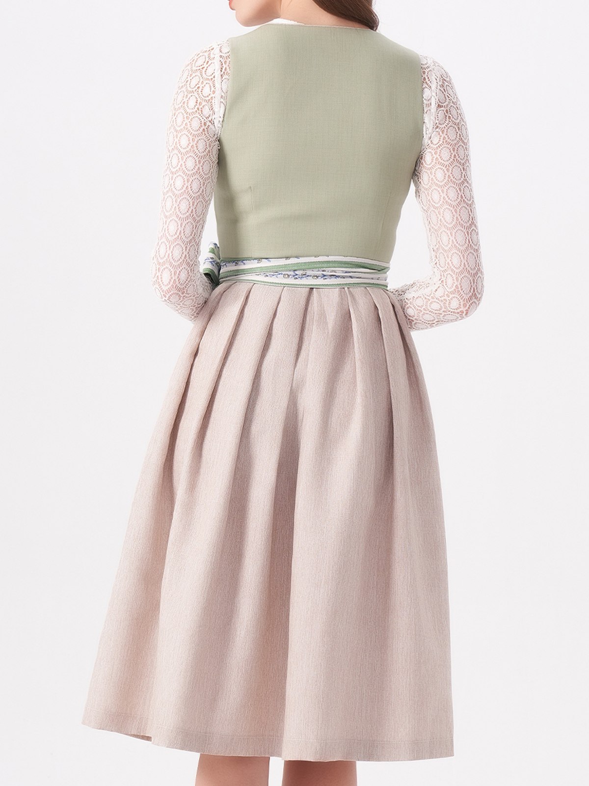 Stylisches Dirndl mit schwarzem Stehkragenhemd