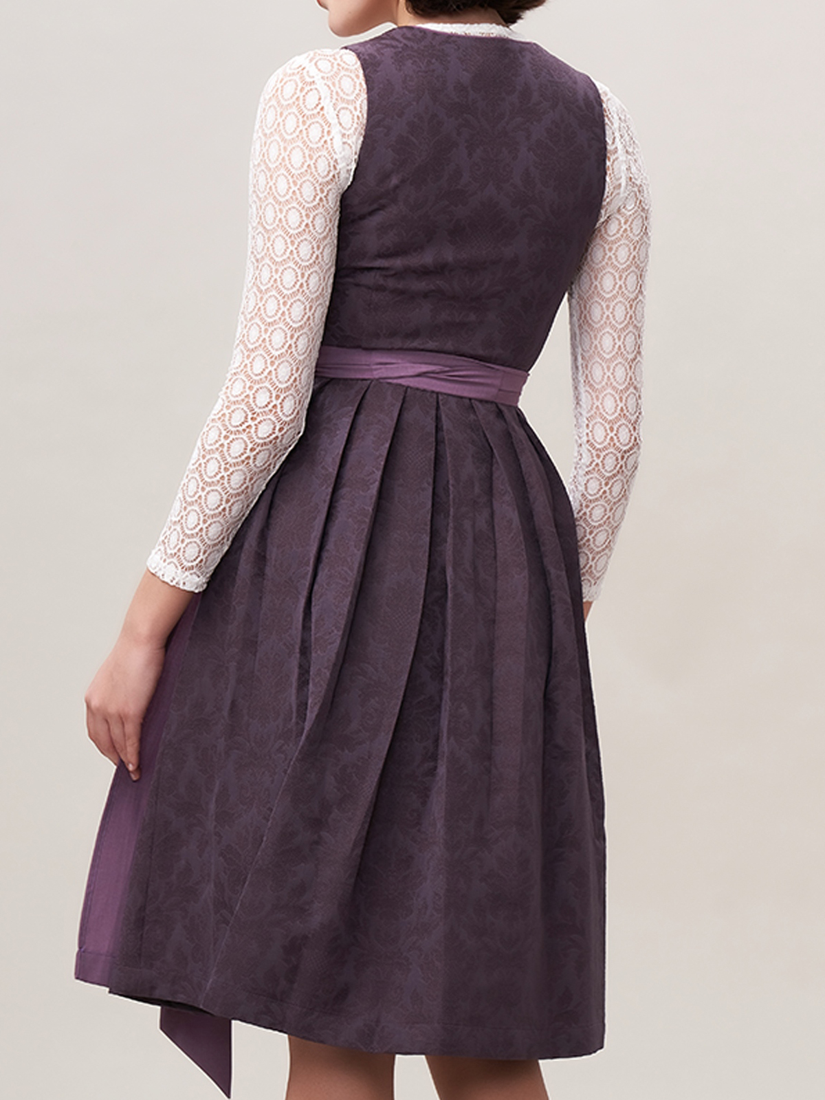 Elegantes lila Dirndl mit Spitzenbesatz