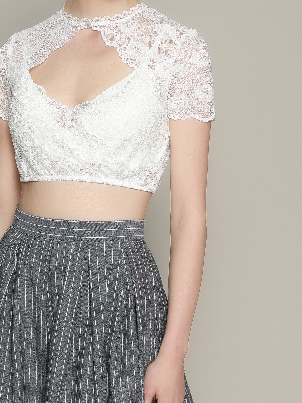 Modernes Dirndl in Weiß