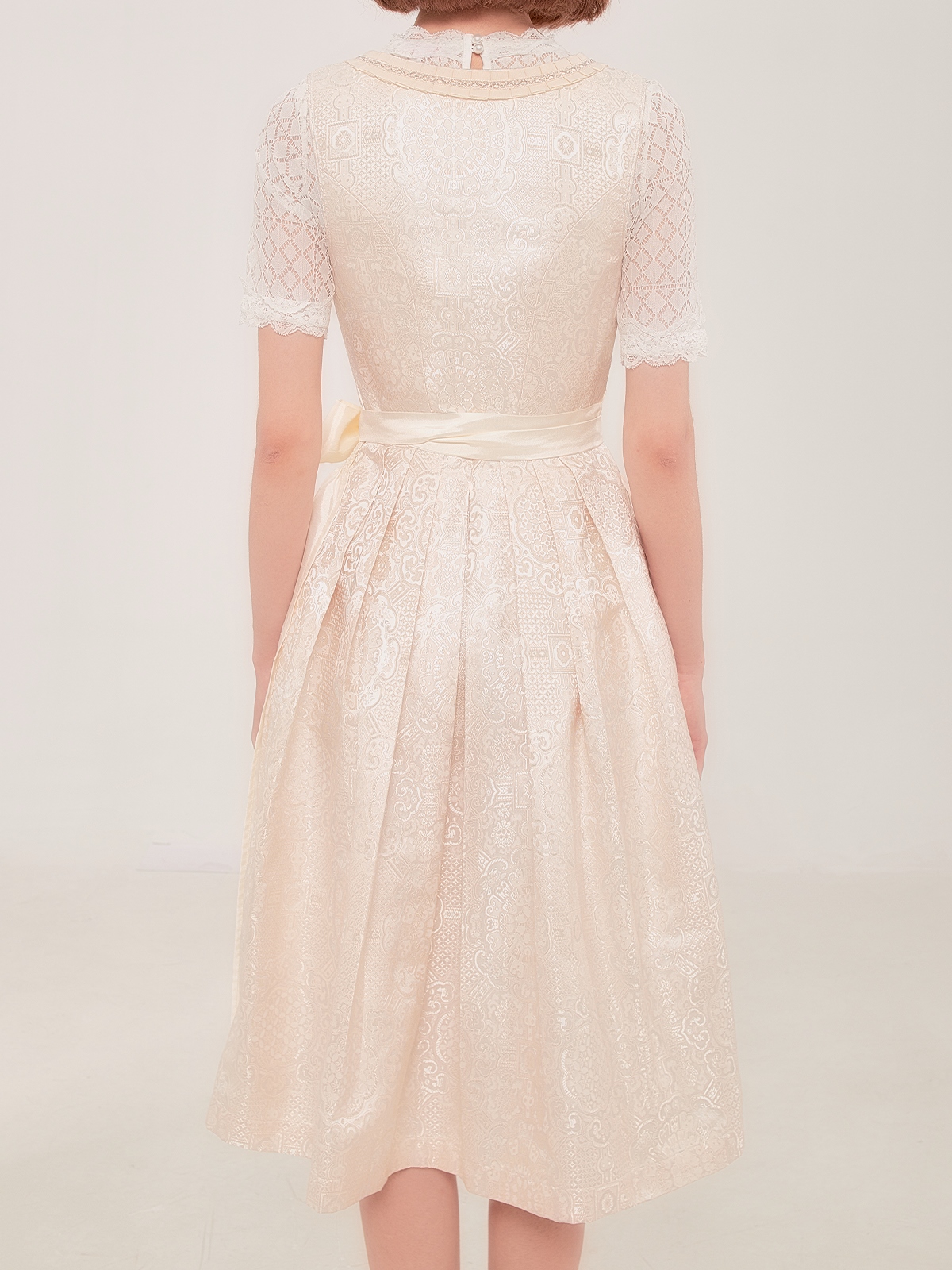Dirndl in Weiß – zeitlos elegant