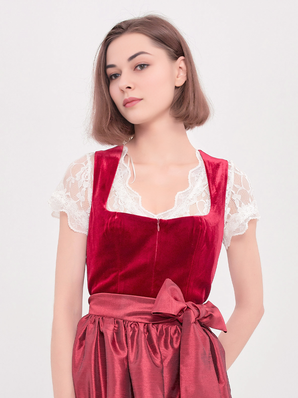 Modernes Dirndl in Rot mit schlankem Schnitt