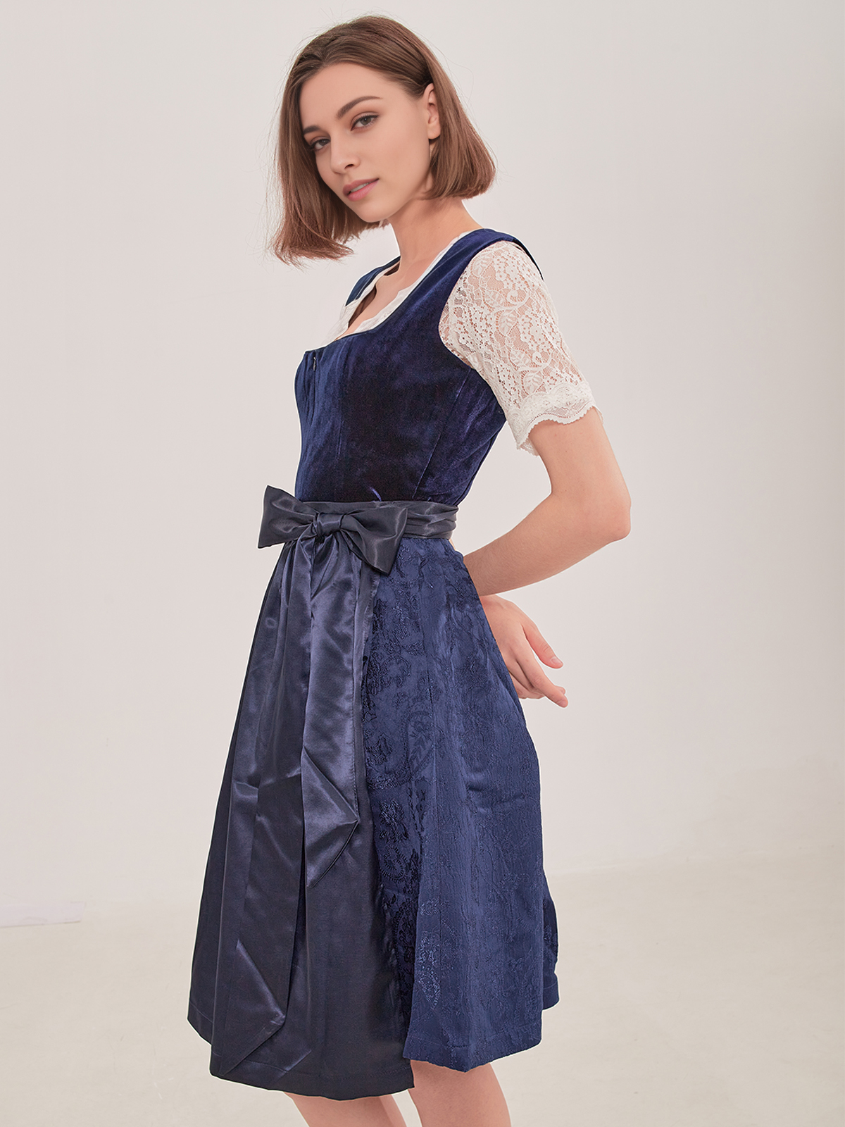 Modernes Dirndl in Blau mit schlanker Silhouette