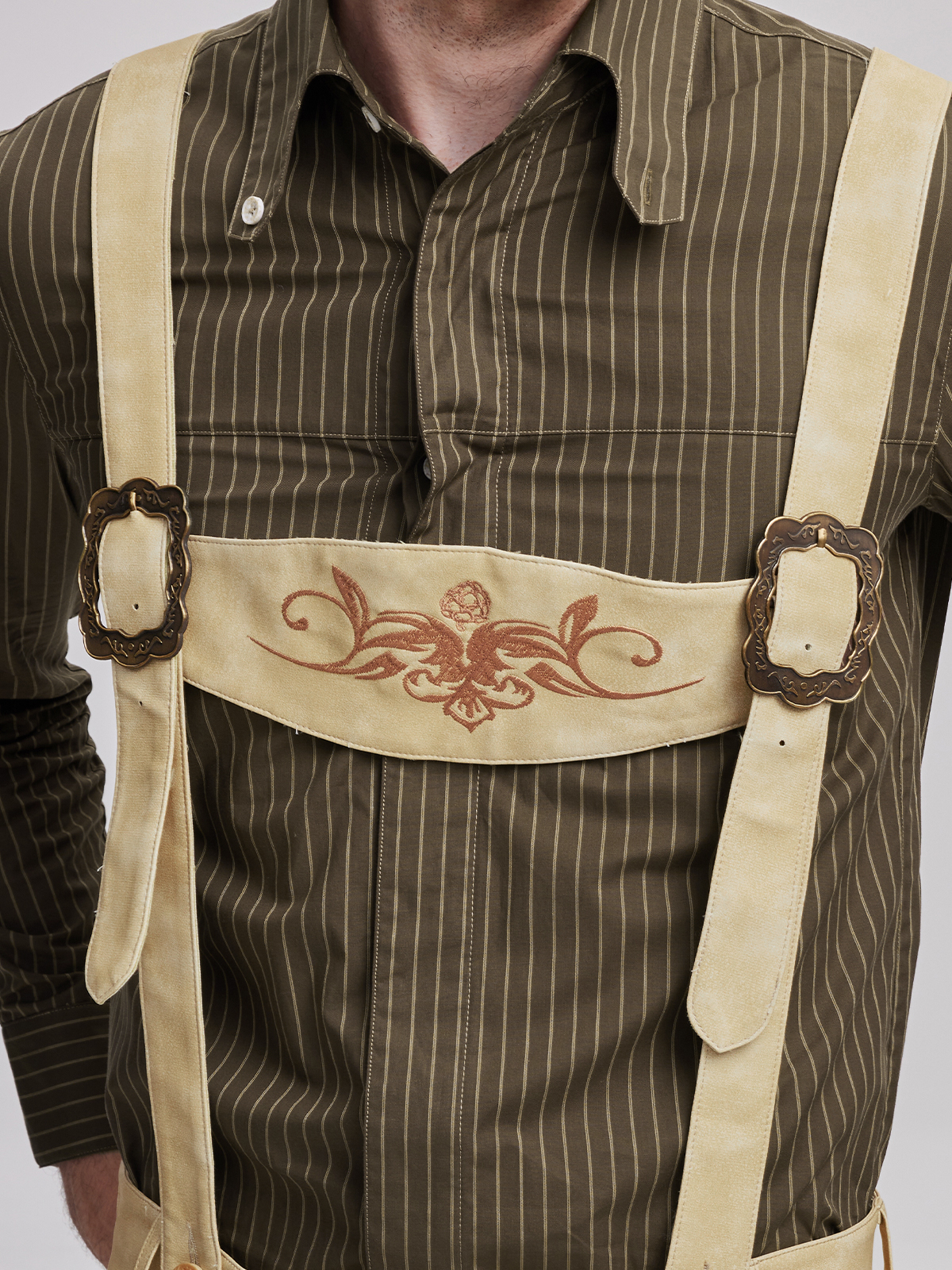 Rotes Dirndl mit gelber Schürze
