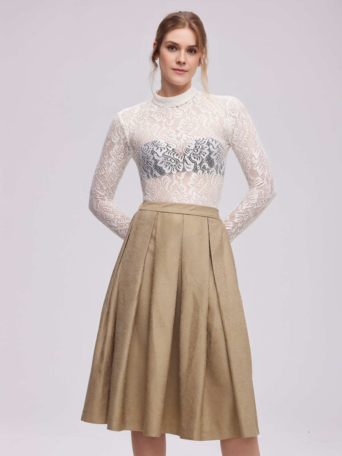 Modernes Dirndl mit Knopfleiste