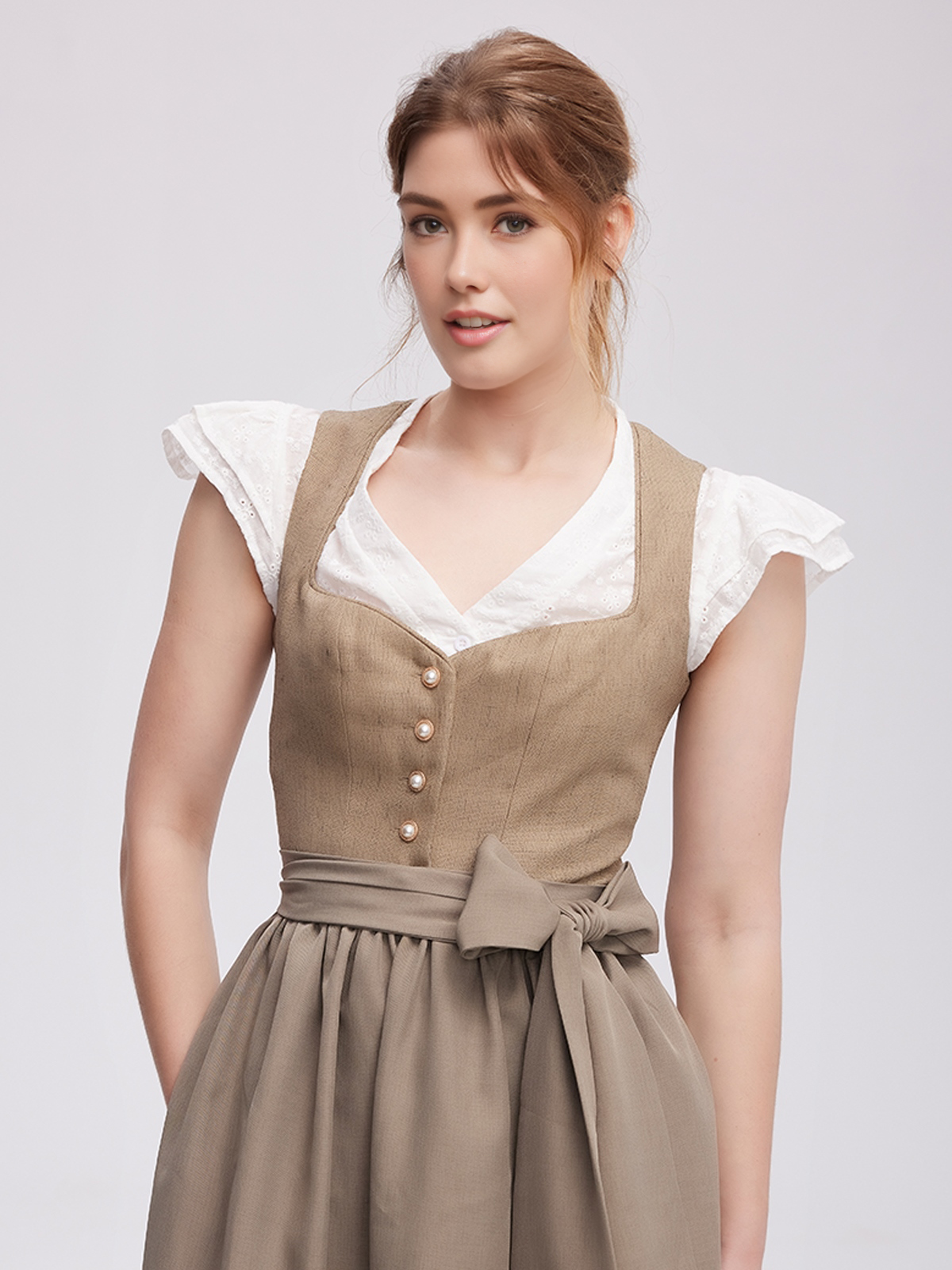 Modernes Dirndl in Grün mit schlankem Schnitt