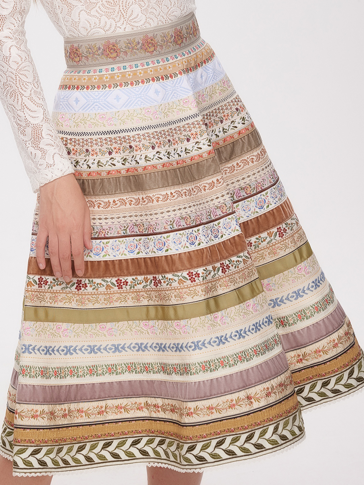 Dirndl Cord Grün in natürlicher Umgebung
