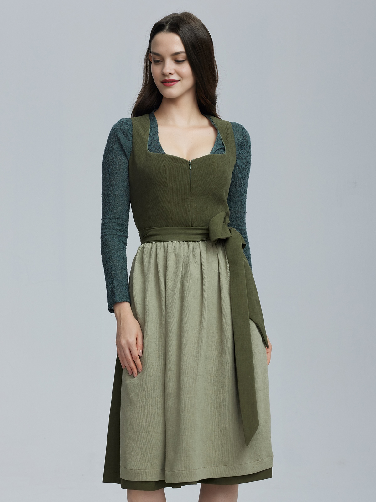 Dirndl Grün Rot in perfekter Handarbeit