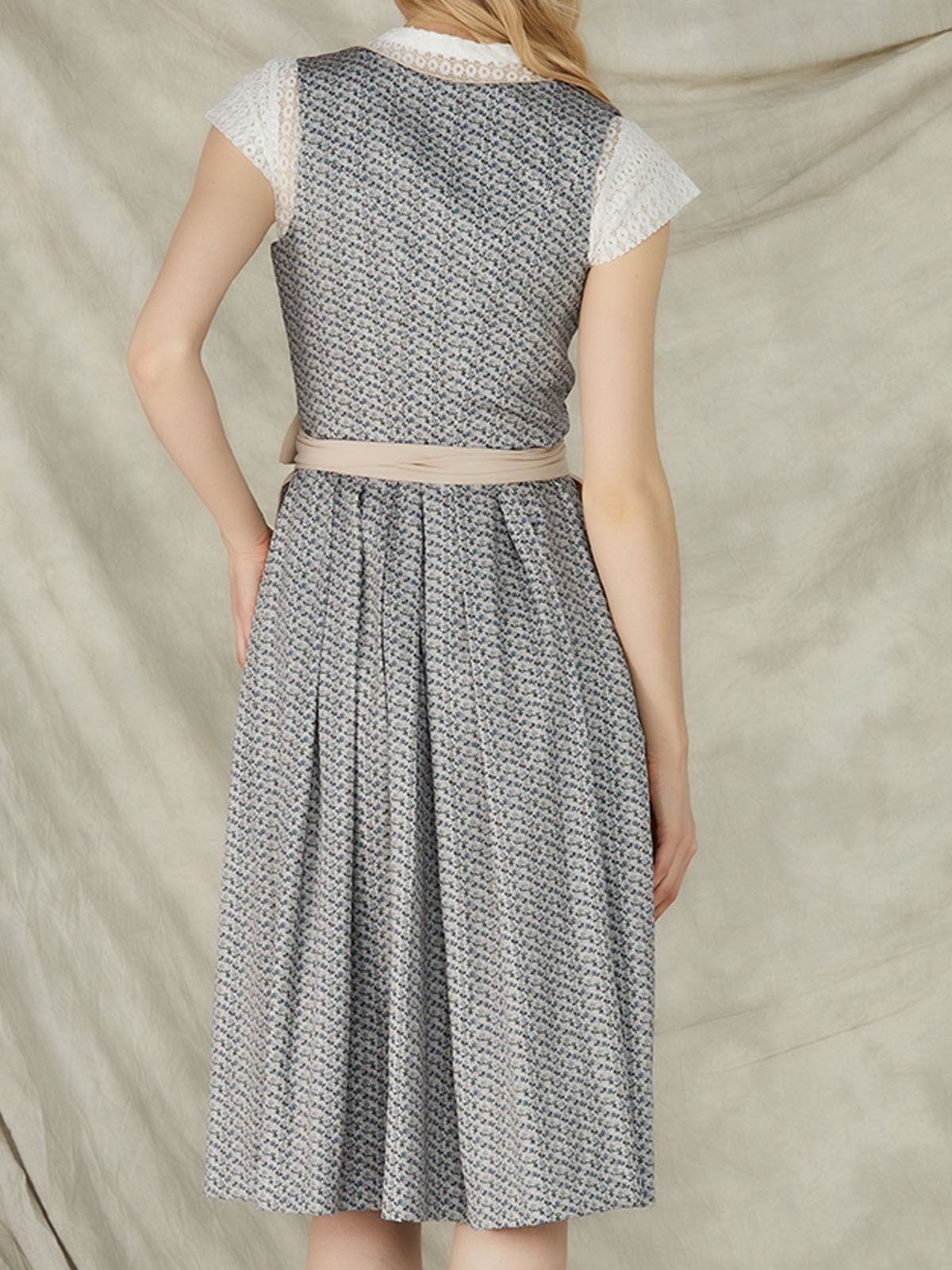 Dirndl Grün mit traditioneller Stickerei